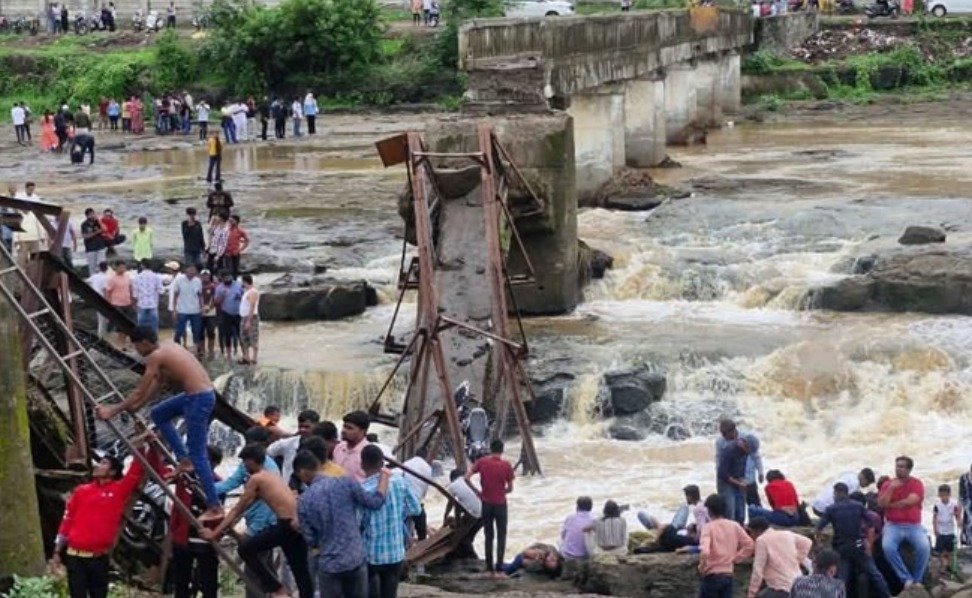 Pune bridge collapse - june 2025