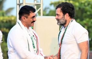 Padmaraj-R-Pujari-meet-Rahul-gandhi-300x192-1