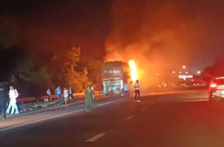 Greater-Noida-Bus-Fire