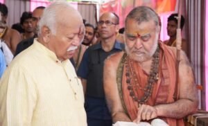 Mohan-Bhagwat-visits-Pujya-Kanchi-Acharyas-at-Orikkai