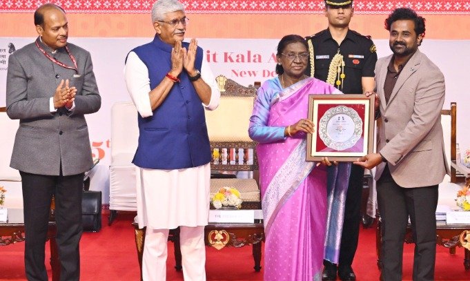 ರಾಷ್ಟ್ರೀಯ ಕಲಾ ಪ್ರದರ್ಶನದಲ್ಲಿ ಕಲಾವಿದರಿಗೆ ಲಲಿತ ಕಲಾ ಅಕಾಡೆಮಿ ಪ್ರಶಸ್ತಿ ಪ್ರದಾನ