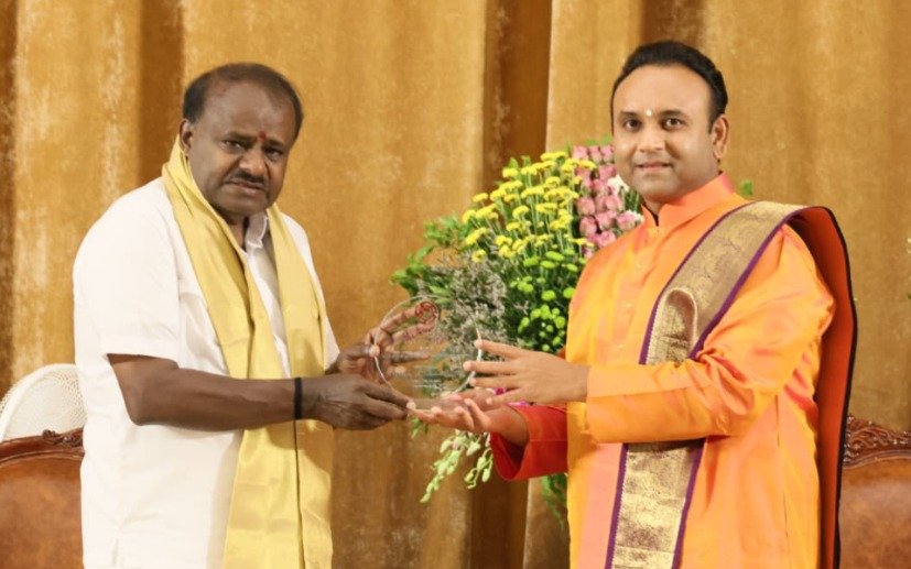 Sadguru-Sri-Madhusudan-Sai-Muddenahalli-chikkaballapur-HDK